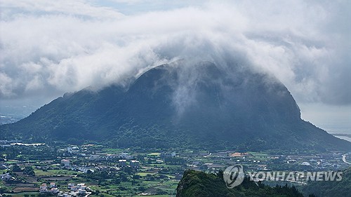 乌云笼罩济州山房山