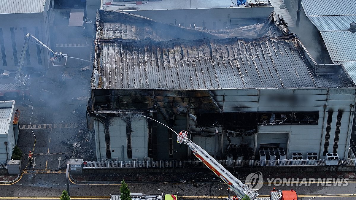 6月24日，位于京畿道华城市的一次电池制造商ARICELL工厂发生火灾。图为消防队员展开灭火工作。 韩联社