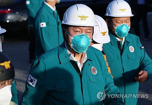 尹锡悦紧急赴京畿道电池厂火灾现场视察