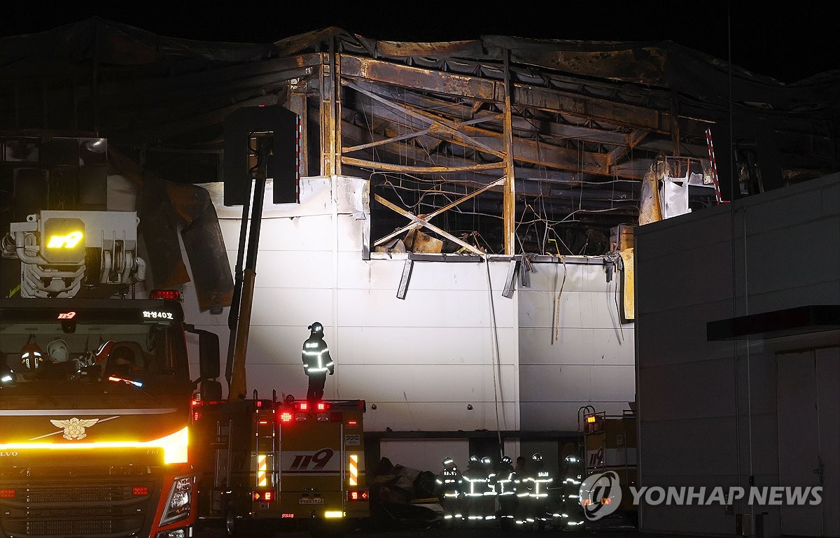 6月24日，位于京畿道华城市的一次电池制造商ARICELL工厂发生火灾。图为消防队员展开灭火和搜救工作。 韩联社