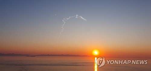 朝鲜导弹飞过天空留白烟