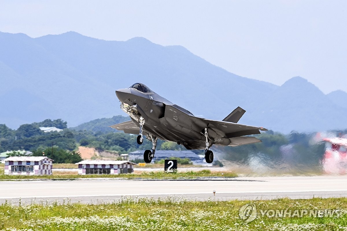 资料图片：韩军F-35A战斗机在清州基地起飞。 韩联社/韩国空军供图（图片严禁转载复制）