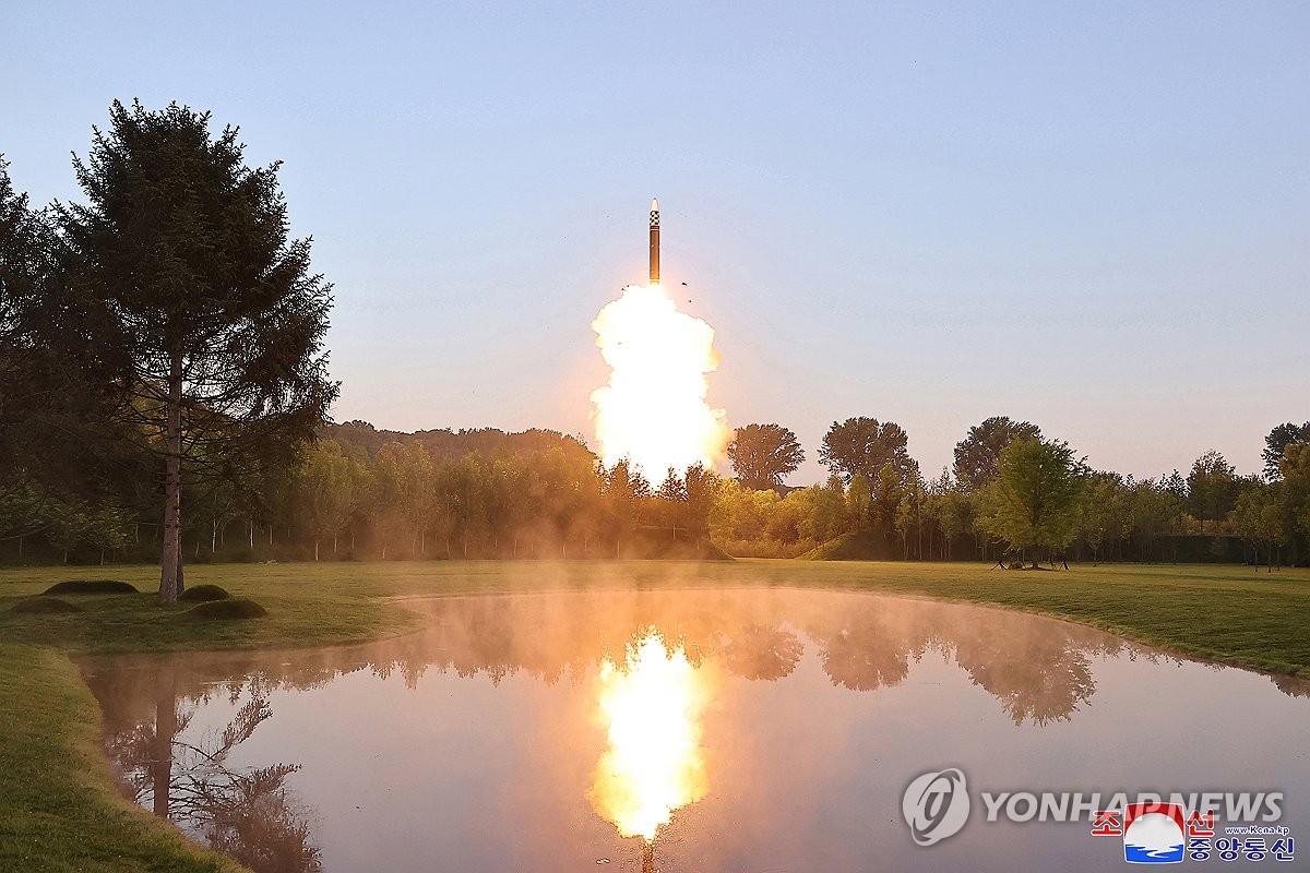 据朝中社6月27日报道，朝鲜导弹总局前一天成功进行个别机动战斗部分离及制导试验。 韩联社/朝中社（图片仅限韩国国内使用，严禁转载复制）