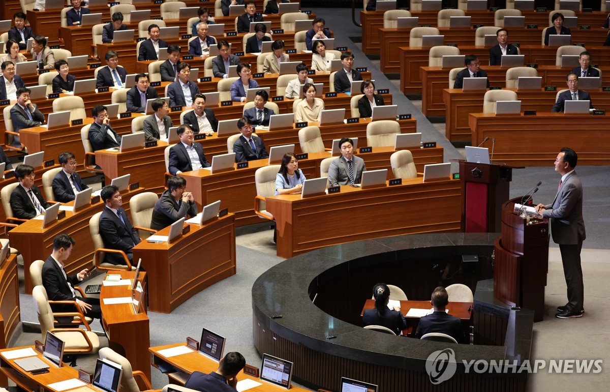 7月3日，在韩国国会，国会议长禹元植主持召开国会全体会议。 韩联社
