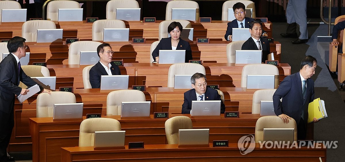 7月3日，在韩国国会，国会议长禹元植主持召开国会全体会议。图为在会场等待质询的国务总理韩悳洙（右一）离席。 韩联社