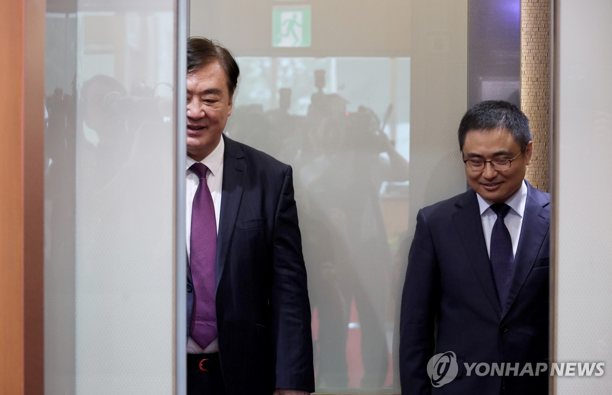 7月4日，在首尔的韩国外交部大楼，中国驻韩大使邢海明（左）前来拜会韩国外交部长官赵兑烈。图为邢海明乘电梯上楼。 韩联社