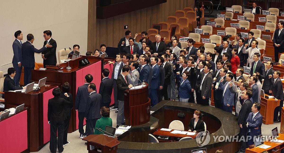 7月4日，在位于首尔汝矣岛的国会，国民力量议员们向要求停止冗长辩论阻扰议事的国会议长禹元植提出抗议。 韩联社