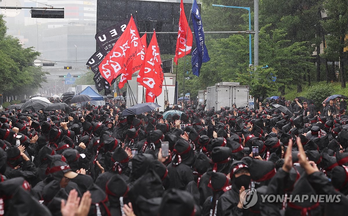 三星电子工会举行总罢工 六千余人冒雨参加