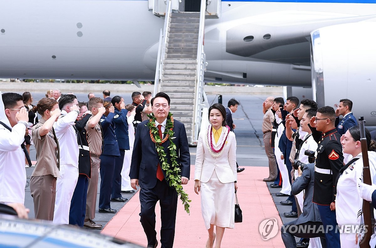 当地时间7月8日，韩国总统尹锡悦（左）和夫人金建希飞抵美国夏威夷希卡姆空军基地。尹锡悦当天起先对夏威夷进行访问，之后赴华盛顿出席北约峰会。 韩联社