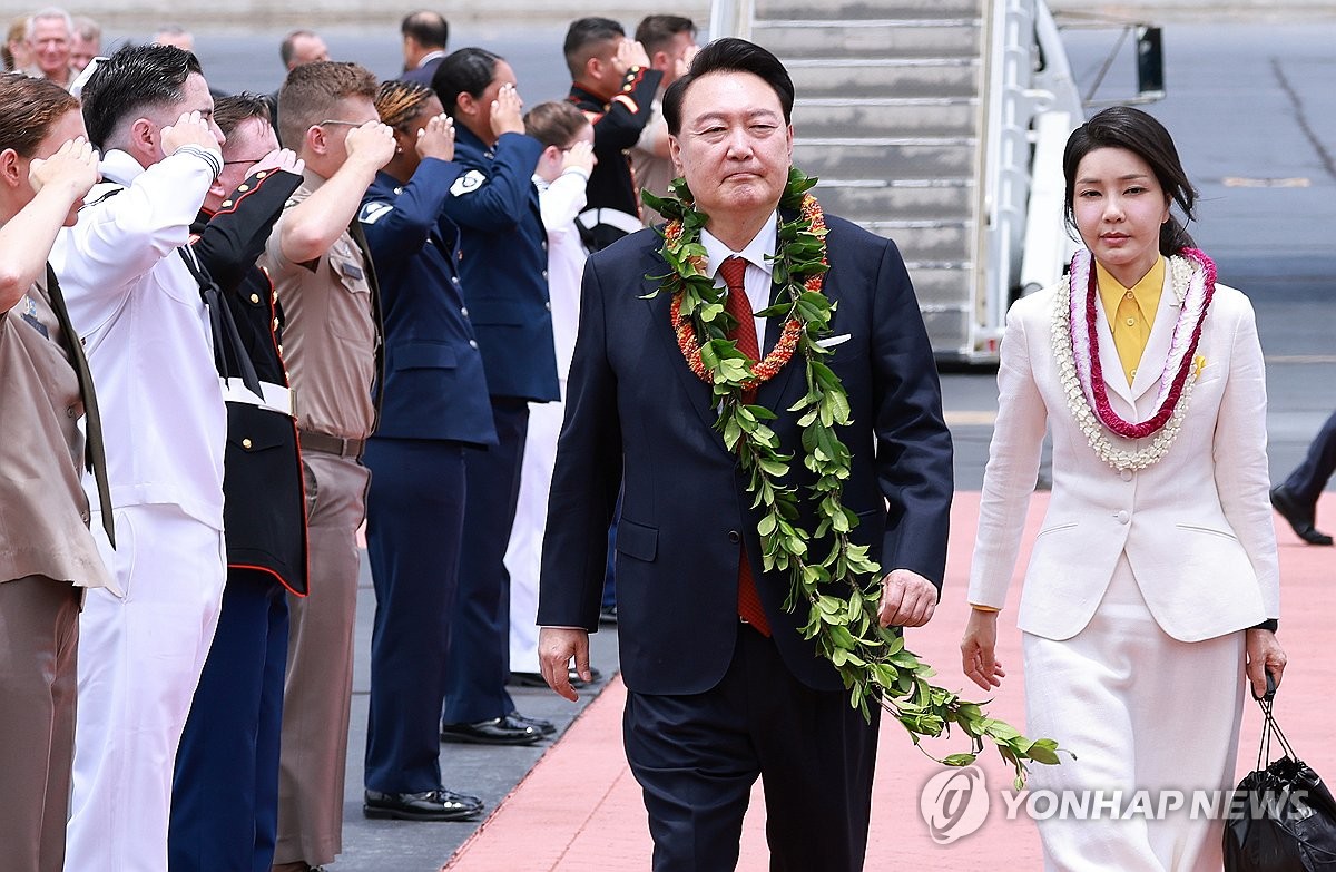 当地时间7月8日，尹锡悦和夫人金建希乘专机抵达夏威夷珍珠港希卡姆联合基地。 韩联社