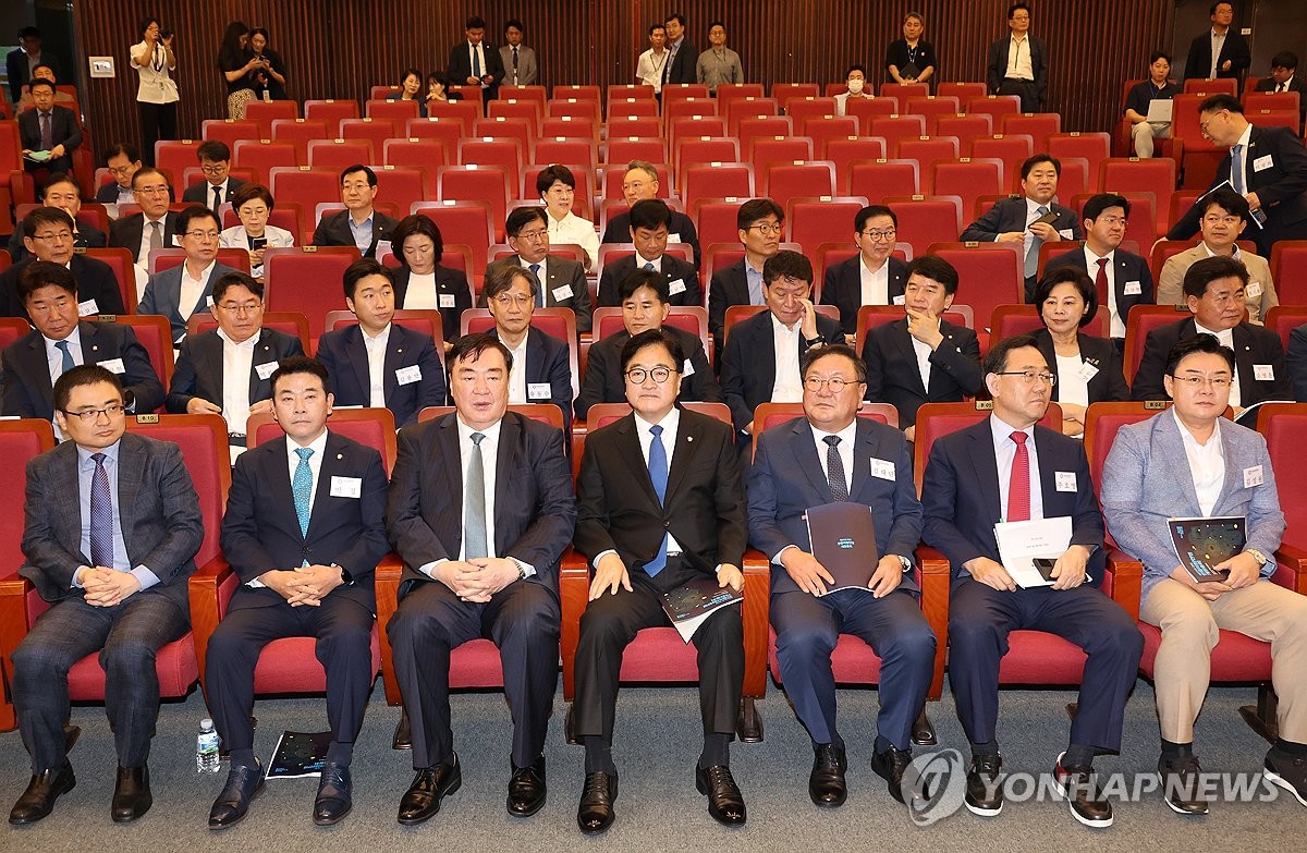 资料图片：7月9日，第22届韩国国会韩中议员联盟举行启动仪式，时任中国驻韩大使邢海明（一排左三）出席并致辞。 韩联社