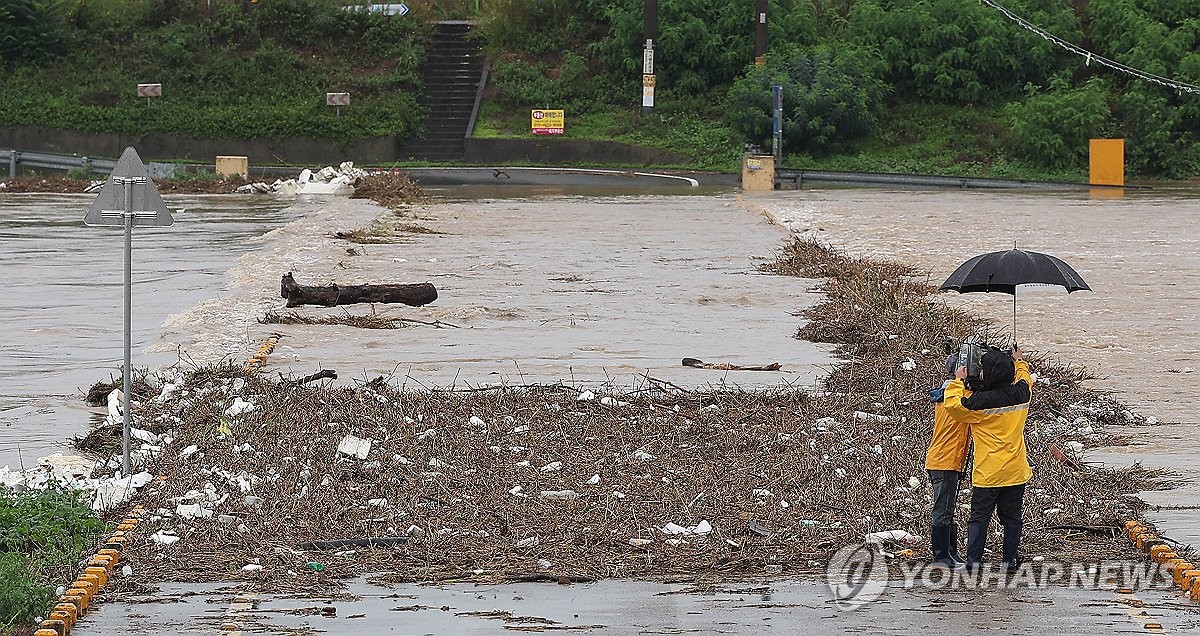 资料图片：7月9日上午，受暴雨影响，位于庆尚北道庆山市河阳邑的大釜潜水桥被水淹没。 韩联社