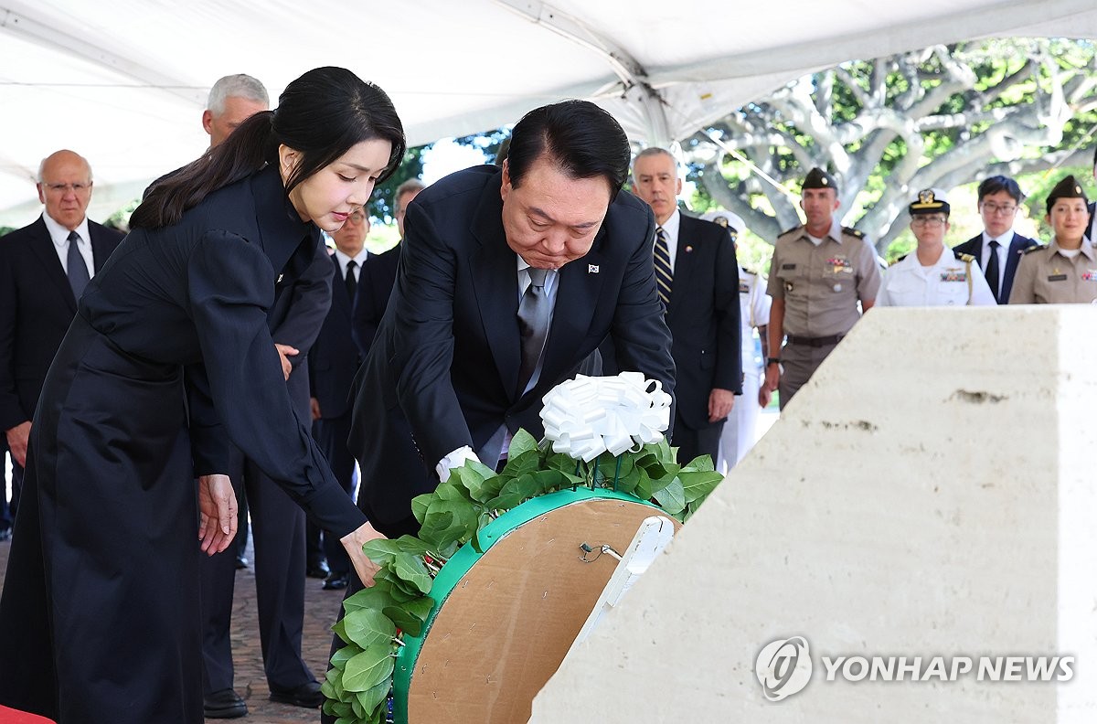 当地时间7月9日，尹锡悦和夫人金建希在美国太平洋国家纪念公墓献花。 韩联社