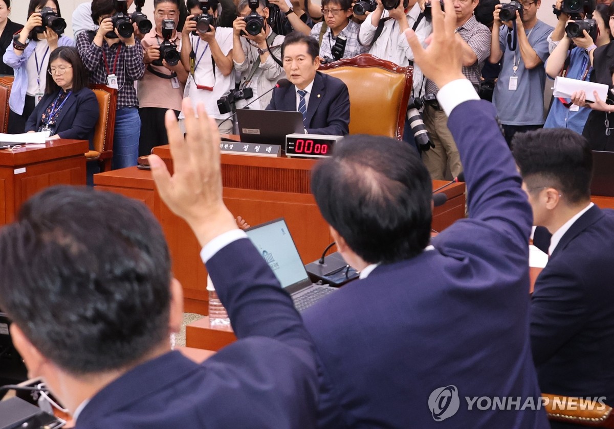 7月9日，在国会，法制司法委员会召开全体会议审议通过有关要求发起尹锡悦总统弹劾的请愿。 韩联社