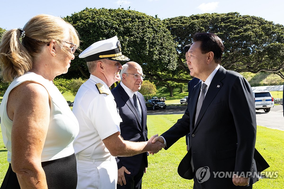 资料图片：当地时间7月8日，在夏威夷，韩国总统尹锡悦（右）参拜美国太平洋国家纪念公墓后与美军印度太平洋司令部司令塞缪尔·帕帕罗握手致意。 韩联社/联合采访团