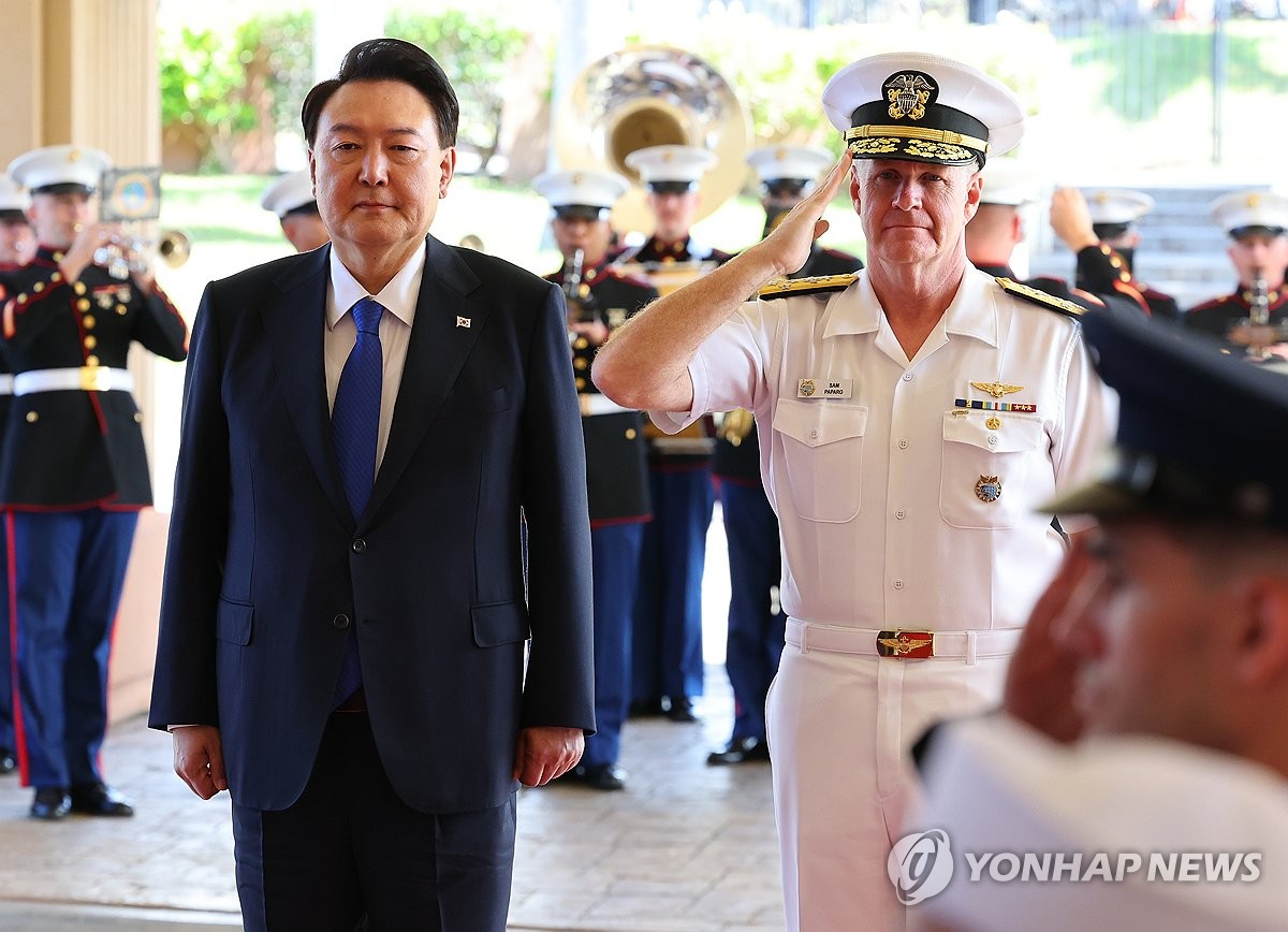 当地时间7月9日，韩国总统尹锡悦（左）访问位于夏威夷的美国印度太平洋司令部，并与美国印太司令塞缪尔·帕帕罗（右）合影留念。 韩联社