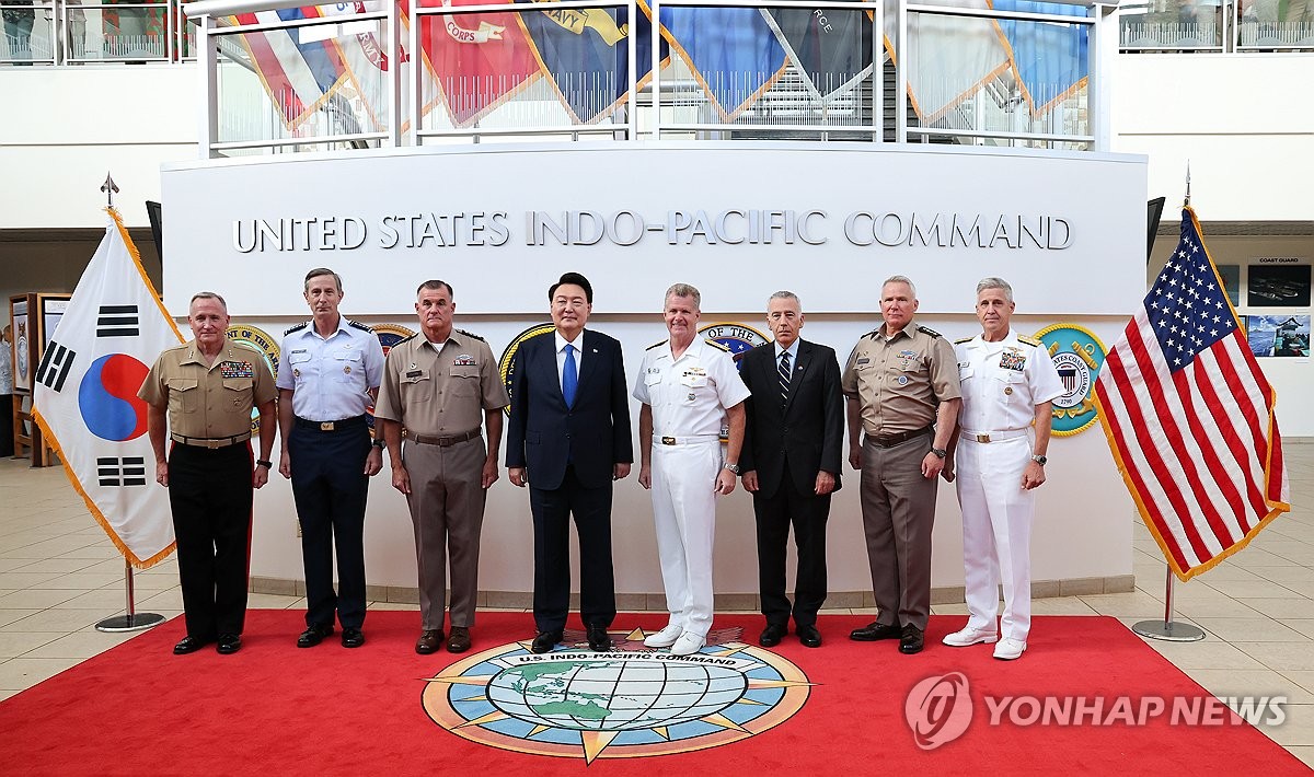 当地时间7月9日，韩国总统尹锡悦（左四）访问位于夏威夷的美国印度太平洋司令部，并与美国印太司令塞缪尔·帕帕罗（右四）等人士合影留念。左起依次为美太平洋海军陆战队司令威廉·朱尼、美太平洋空军司令凯文·施耐德、美太平洋陆军司令查尔斯·弗林、尹锡悦、塞缪尔·帕帕罗、美国驻韩大使菲利普·戈德堡、驻韩美军司令保罗·拉卡梅拉、美太平洋舰队司令史蒂夫·克勒。 韩联社