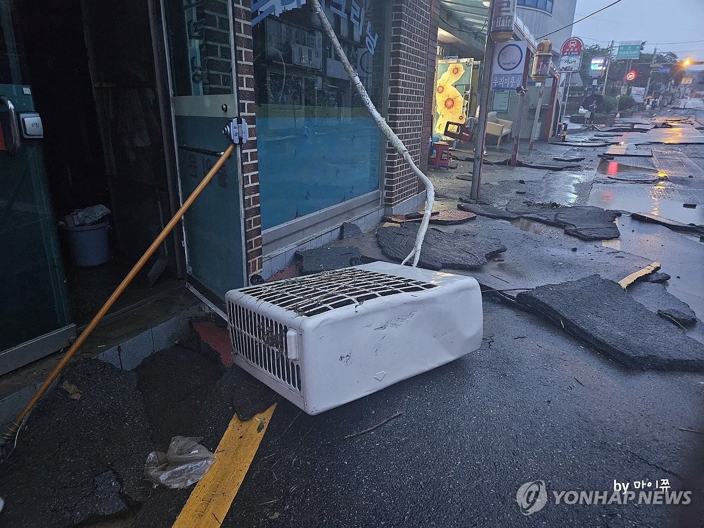 7月10日凌晨，忠清南道舒川郡出现强降雨天气。图为路面因强降雨而破损。 韩联社/读者供图（图片严禁转载复制）