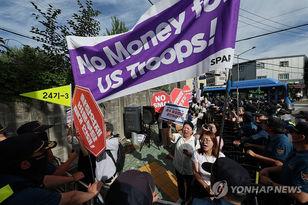 资料图片：7月10日，在首尔龙山区的国防大学首尔校区附近，韩国民间组织举行集会要求韩美叫停防卫费谈判。 韩联社