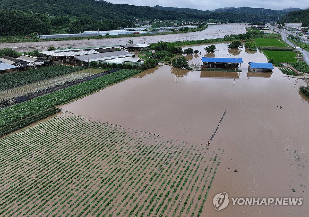 7月10日，大邱市军威郡孝令面的大片耕地被暴雨淹没。 韩联社