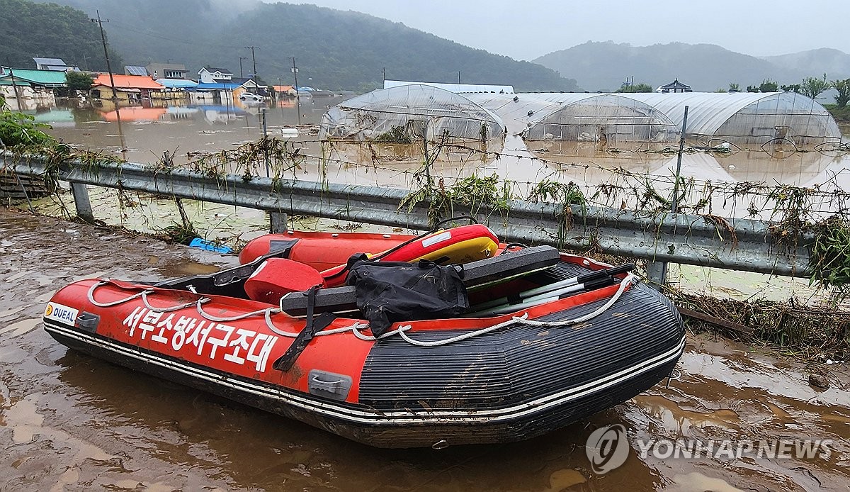 7月10日，大田西区亭子村因连夜暴雨被淹没。 韩联社