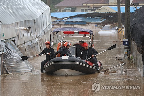 暴雨致村庄变“汪洋”