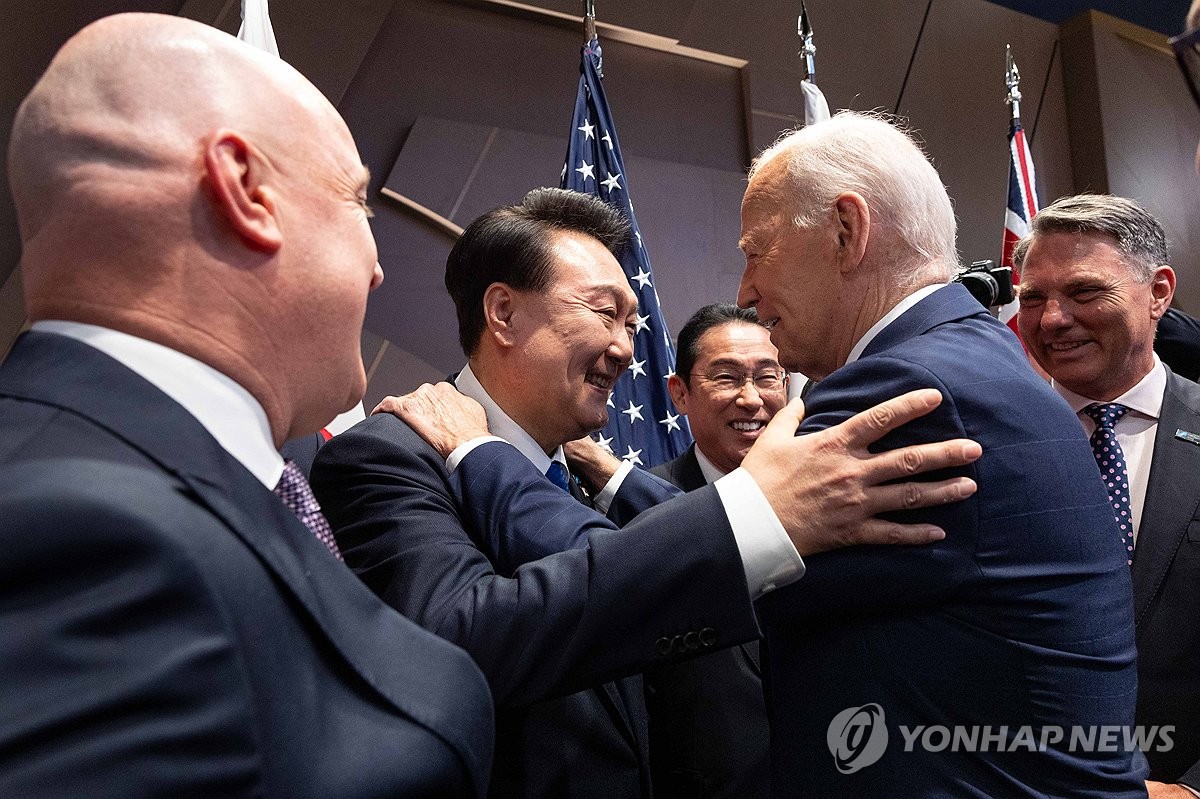 资料图片：当地时间7月11日，在美国华盛顿会议中心，韩国总统尹锡悦（左二）同美国总统拜登亲切拥抱。 韩联社/联合采访团