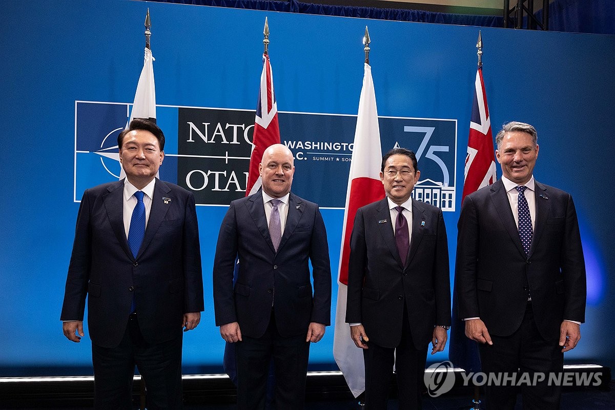 资料图片：当地时间7月11日，韩国总统尹锡悦借出席北约峰会之机，在华盛顿同北约印太四伙伴（IP4）合影留念。左起依次为尹锡悦、新西兰总理克里斯托弗·拉克森、日本首相岸田文雄、澳大利亚副总理兼国防部长理查德·马尔斯。 韩联社/联合采访团