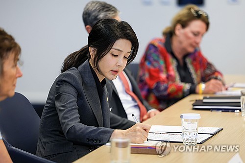 韩第一夫人出席朝鲜人权座谈会