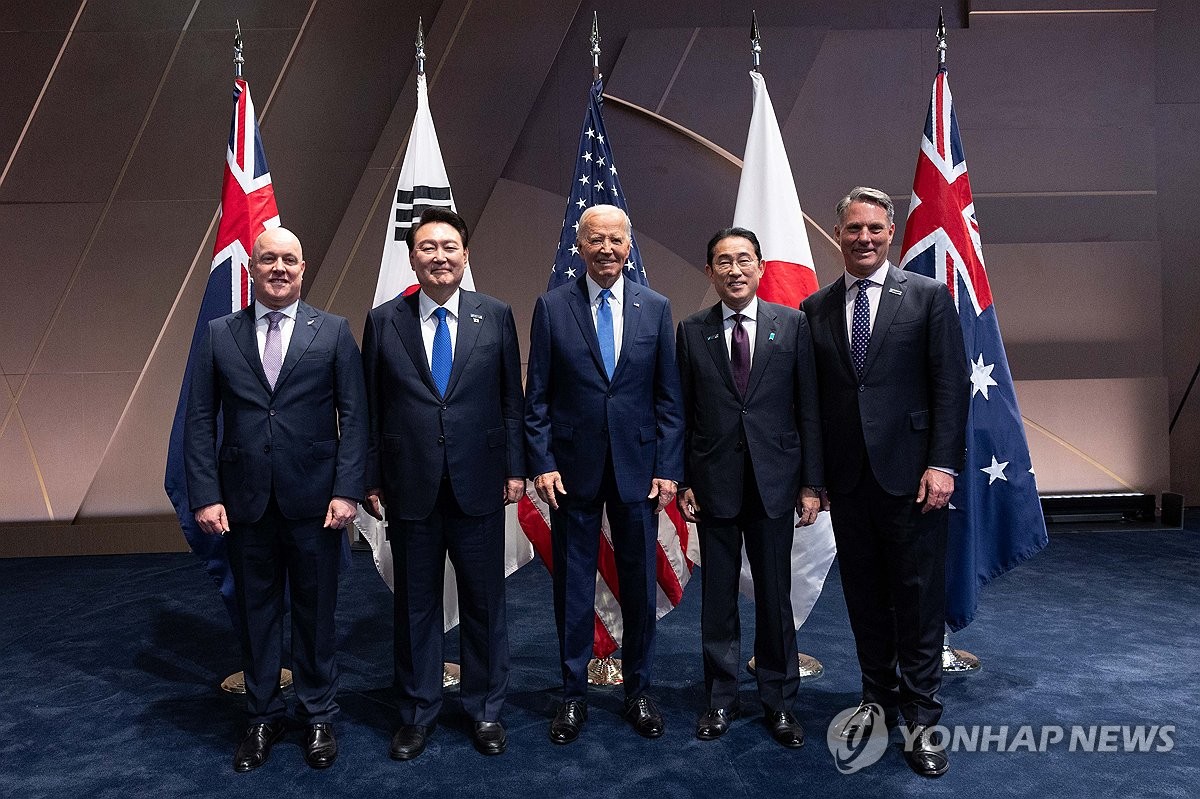 资料图片：当地时间7月11日，韩国总统尹锡悦借出席北约峰会之机，在华盛顿同北约印太四伙伴（IP4）及美国领导人会晤并合影留念。左起依次为新西兰总理克里斯托弗·拉克森、尹锡悦、美国总统拜登、日本首相岸田文雄、澳大利亚副总理兼国防部长理查德·马尔斯。 韩联社/联合采访