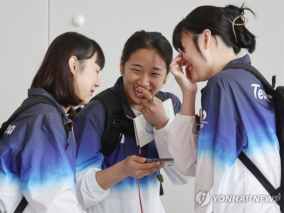 7月12日，在仁川国际机场，韩国羽毛球名将安洗莹（中）启程赴巴黎。 韩联社