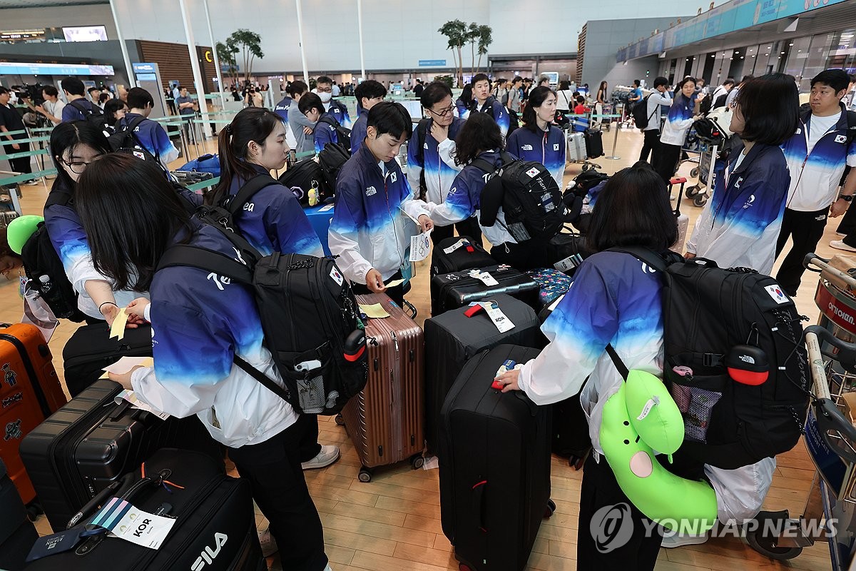 7月12日，在仁川国际机场，2024巴黎奥运会韩国代表团首批成员等待办理出国手续。 韩联社