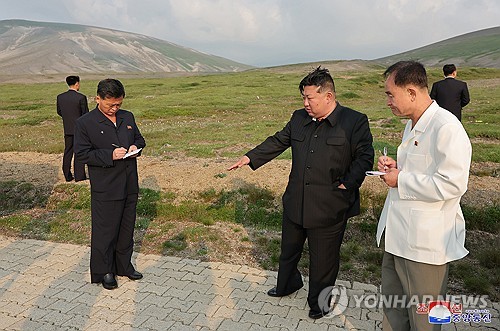 金正恩视察三池渊城建现场问责玩忽职守干部