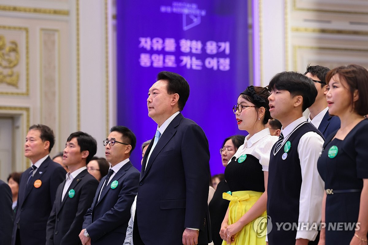 7月14日，在青瓦台迎宾馆，韩国总统尹锡悦出席第一届脱北居民日纪念活动。 韩联社/总统室通讯记者团