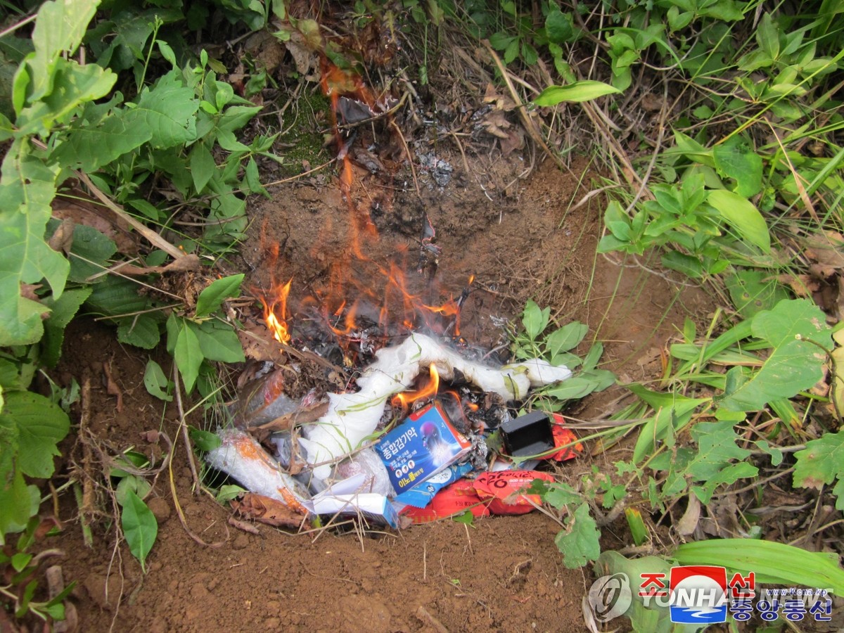 资料图片：朝中社7月14日发布朝方烧毁疑似与反朝传单一起落入境内的感冒药等物品的照片。 韩联社/朝中社（图片仅限韩国国内使用，严禁转载复制）