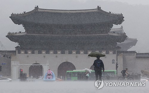 首尔现强降雨