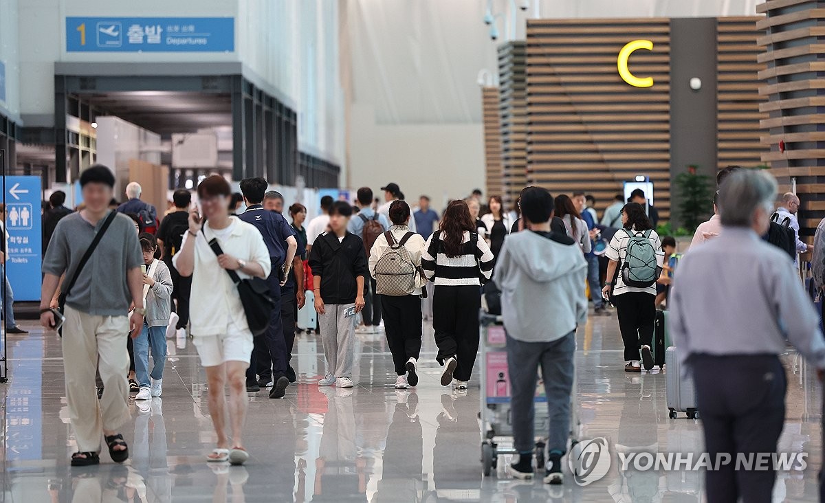 资料图片：7月17日，仁川国际机场挤满旅客。 韩联社