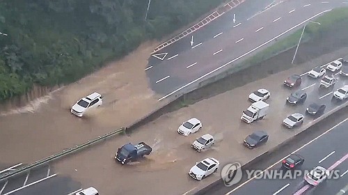 暴雨致道路积水