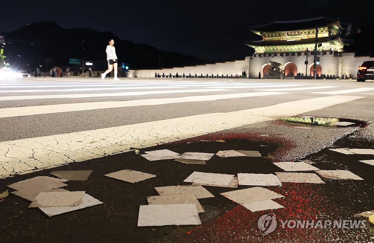 资料图片：7月21日，在首尔光化门广场，疑似朝鲜气球携带的垃圾洒落一地。 韩联社