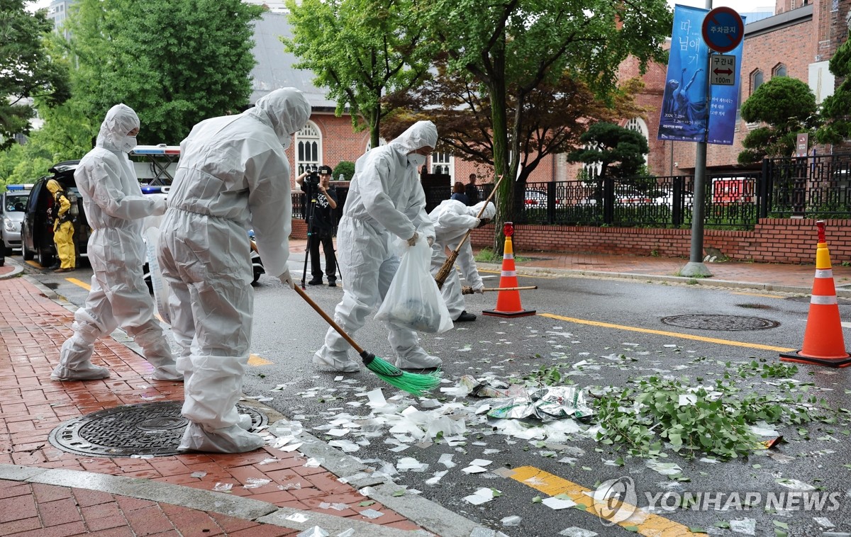 7月24日，朝鲜空投的“垃圾气球”落在首尔中区国立贞洞剧场附近。工作人员经确认后正在进行清理。 韩联社