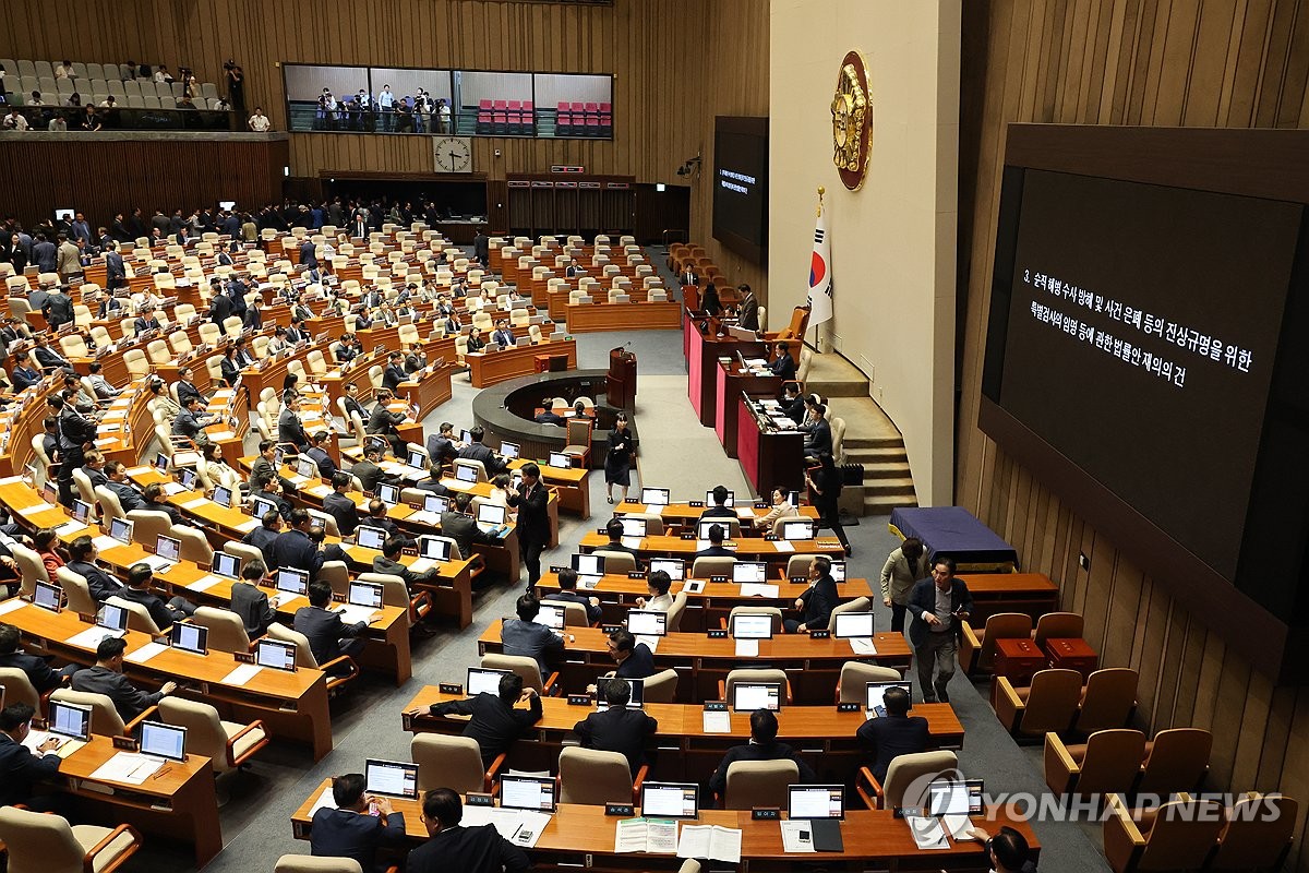 7月25日，在首尔汝矣岛的韩国国会，议员们正在进行《蔡上等兵独检法案》无记名投票。 韩联社