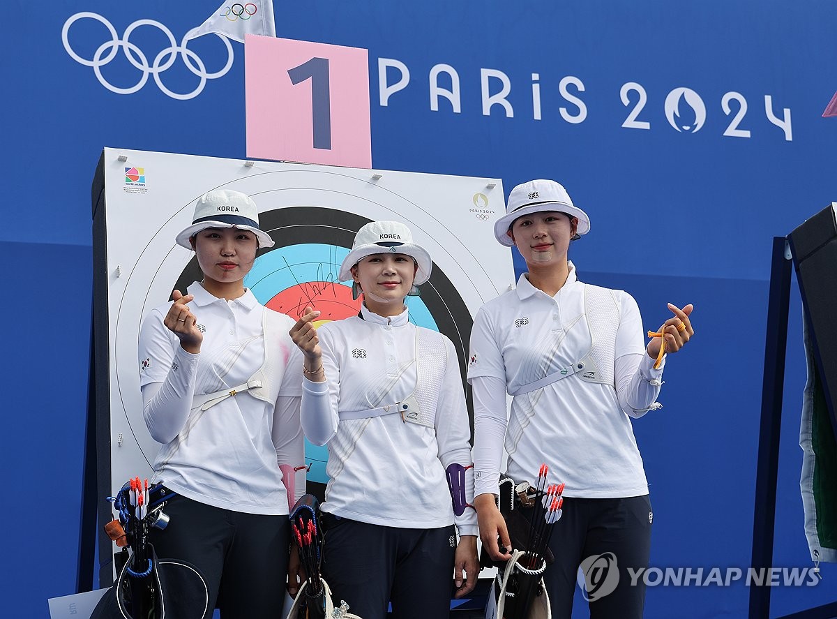 当地时间7月25日，2024巴黎奥运会射箭女子个人排名赛在法国巴黎荣军院广场进行。图为韩国代表队选手们赛后合影。 韩联社