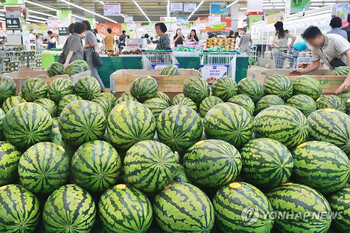 资料图片：7月28日，在首尔一家大型超市，市民们正在挑选西瓜。近期西瓜价格上涨。 韩联社