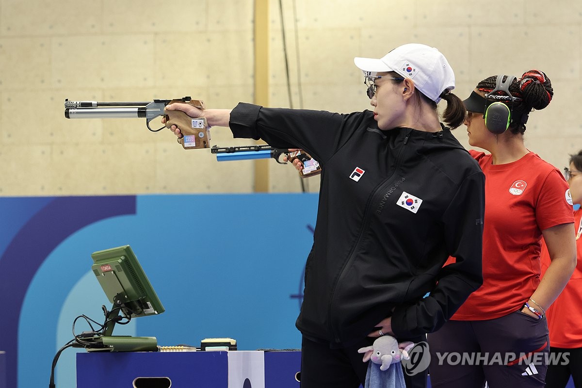 当地时间7月28日，在法国沙托鲁射击场举行的2024年巴黎奥运会女子10米气手枪决赛上，韩国选手金艺智（黑衣）夺得亚军。 韩联社