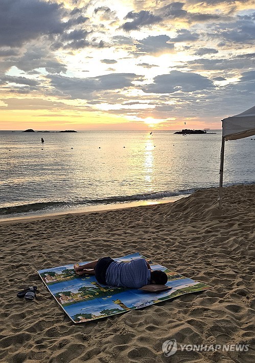 睡海边避暑