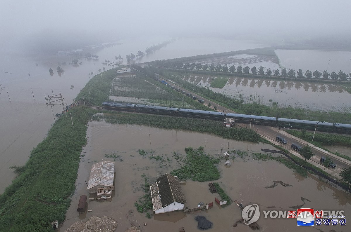 资料图片：受暴雨天气影响，朝鲜平安北道新义州市变成一片泽国。 韩联社/朝中社（图片仅限韩国国内使用，严禁转载复制）