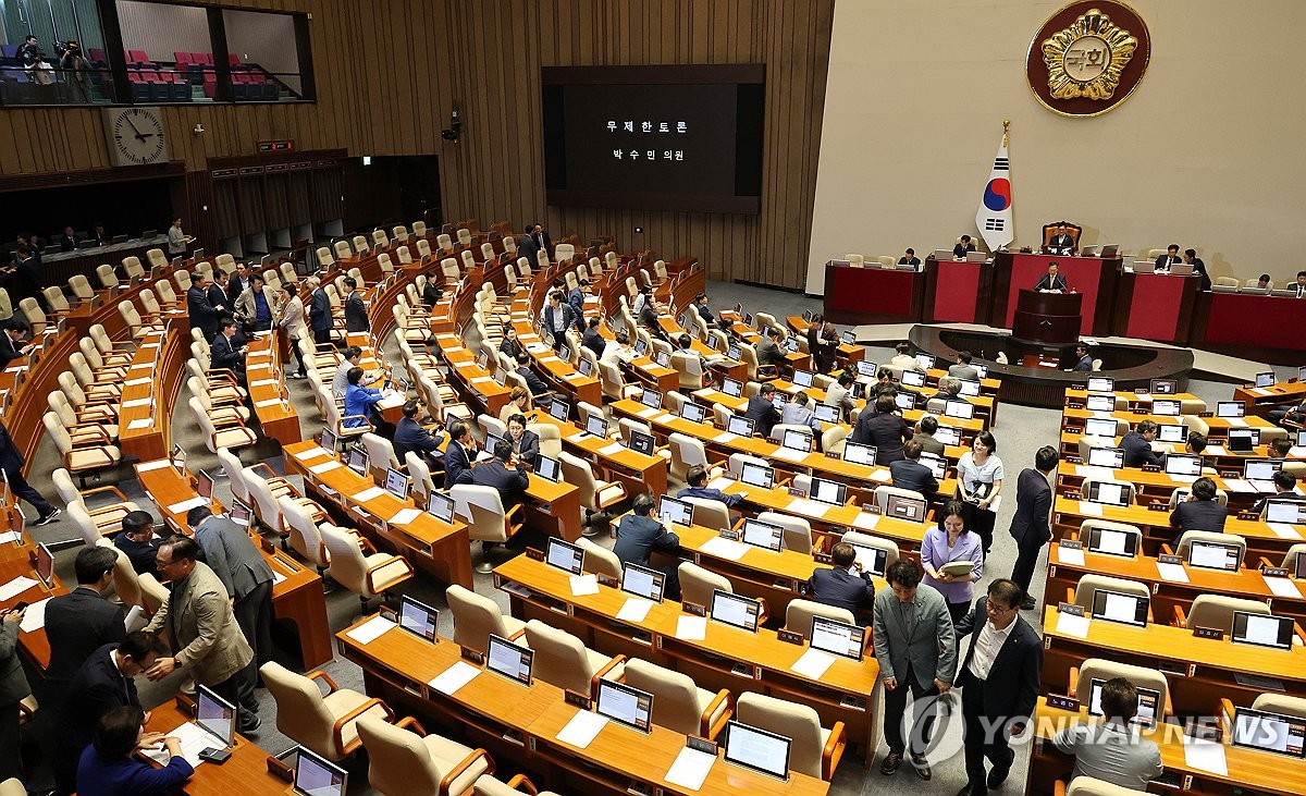 资料图片：8月1日，在国会，在野党议员在执政党发起冗长辩论后离席抗议。 韩联社