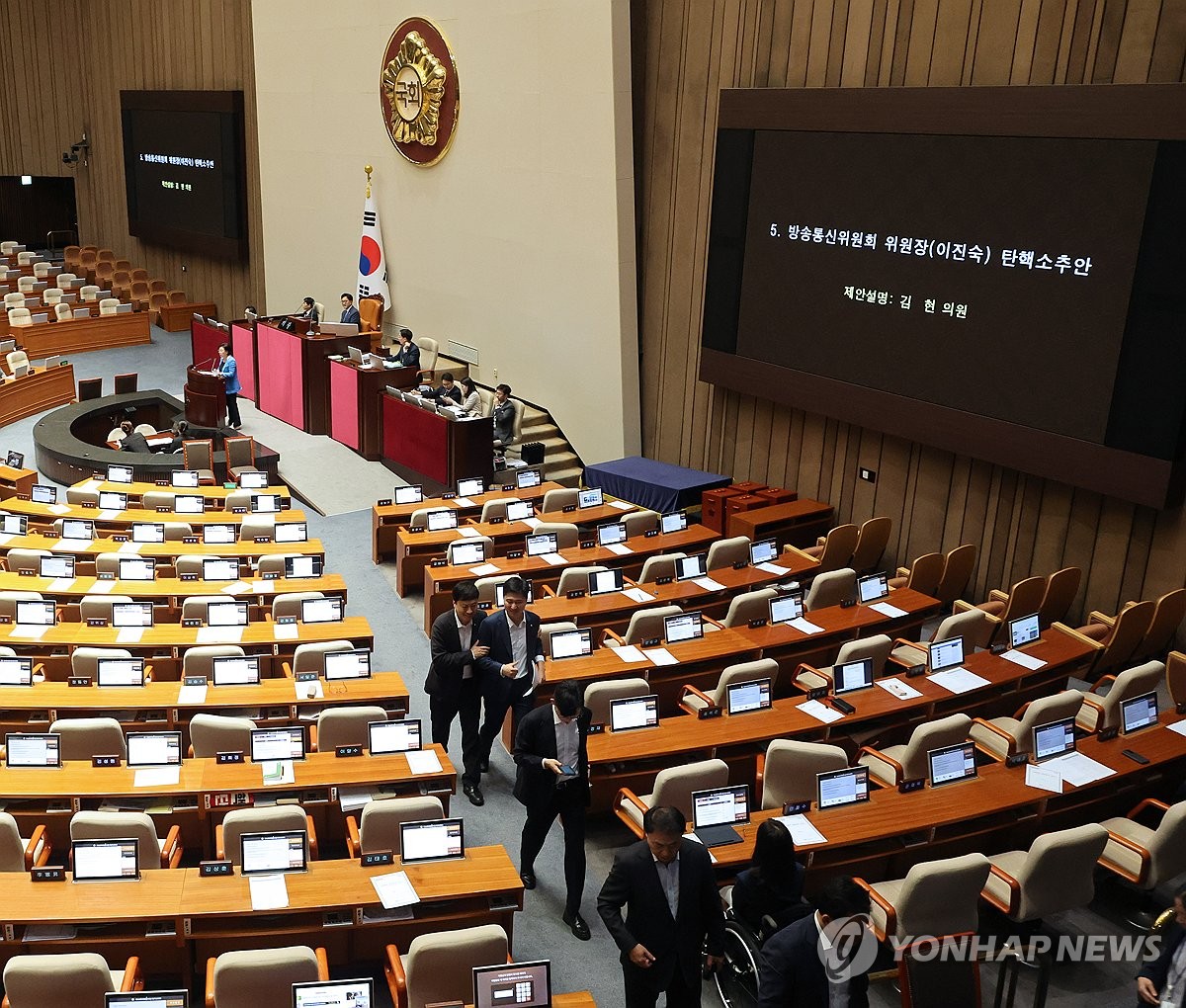 8月2日，韩国国会全体会议通过广电委委员长弹劾案。图为国民力量籍议员们离开会场。 韩联社