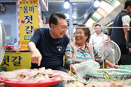 尹锡悦走访传统市场