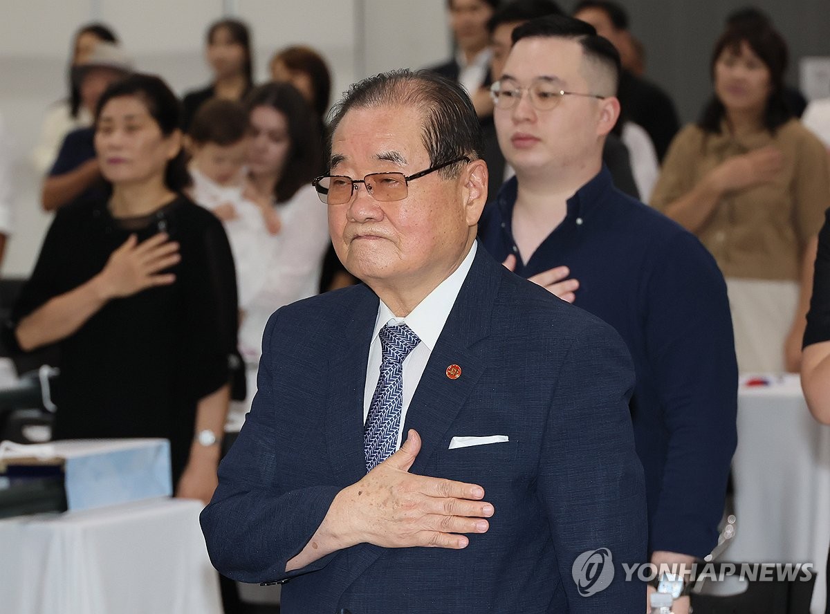 资料图片：8月12日，在首尔西大门区的大韩民国临时政府纪念馆，纪念光复79周年的独立有功人士后代国籍证书颁发仪式举行。图为光复会会长李锺赞向国旗敬礼。 韩联社